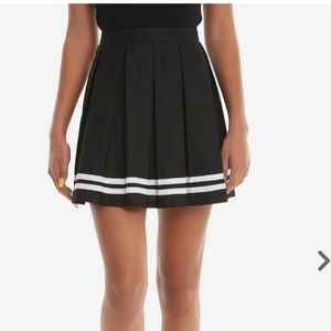 Hot Topic Black Pleated Skirt
